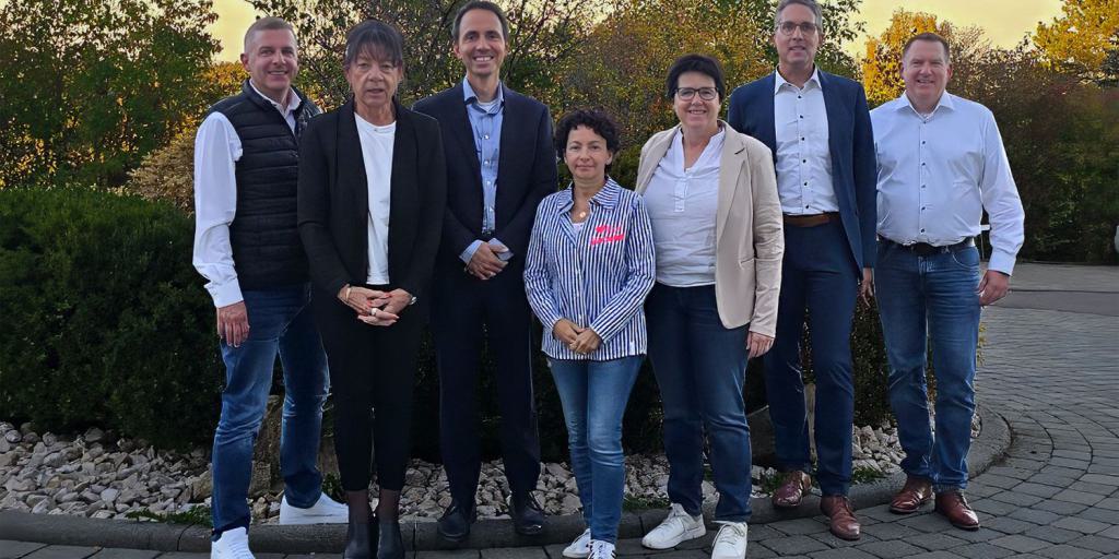 web-gruppenbild-vorstand-mit-jum